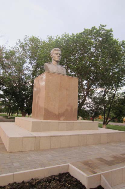 Памятник Харланову. Сейчас Верхнемамонский